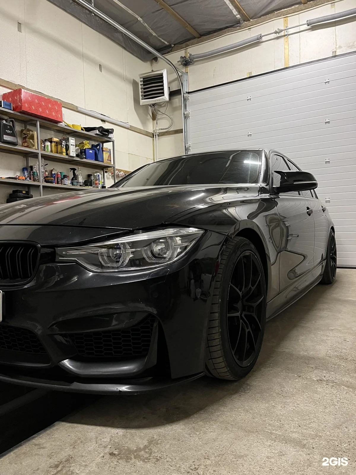 Автомобиль BMW в мастерской М.И.М.